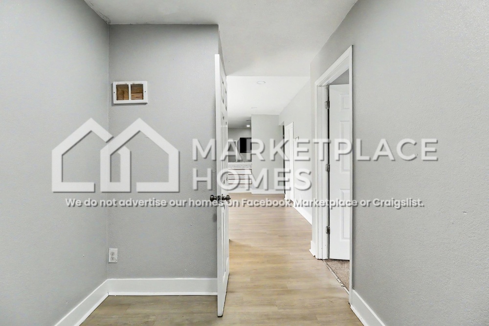 Bright entry & hallway